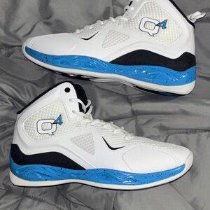 White and Blue High-Top Sneakers Q4 basket ball sneakers size 12